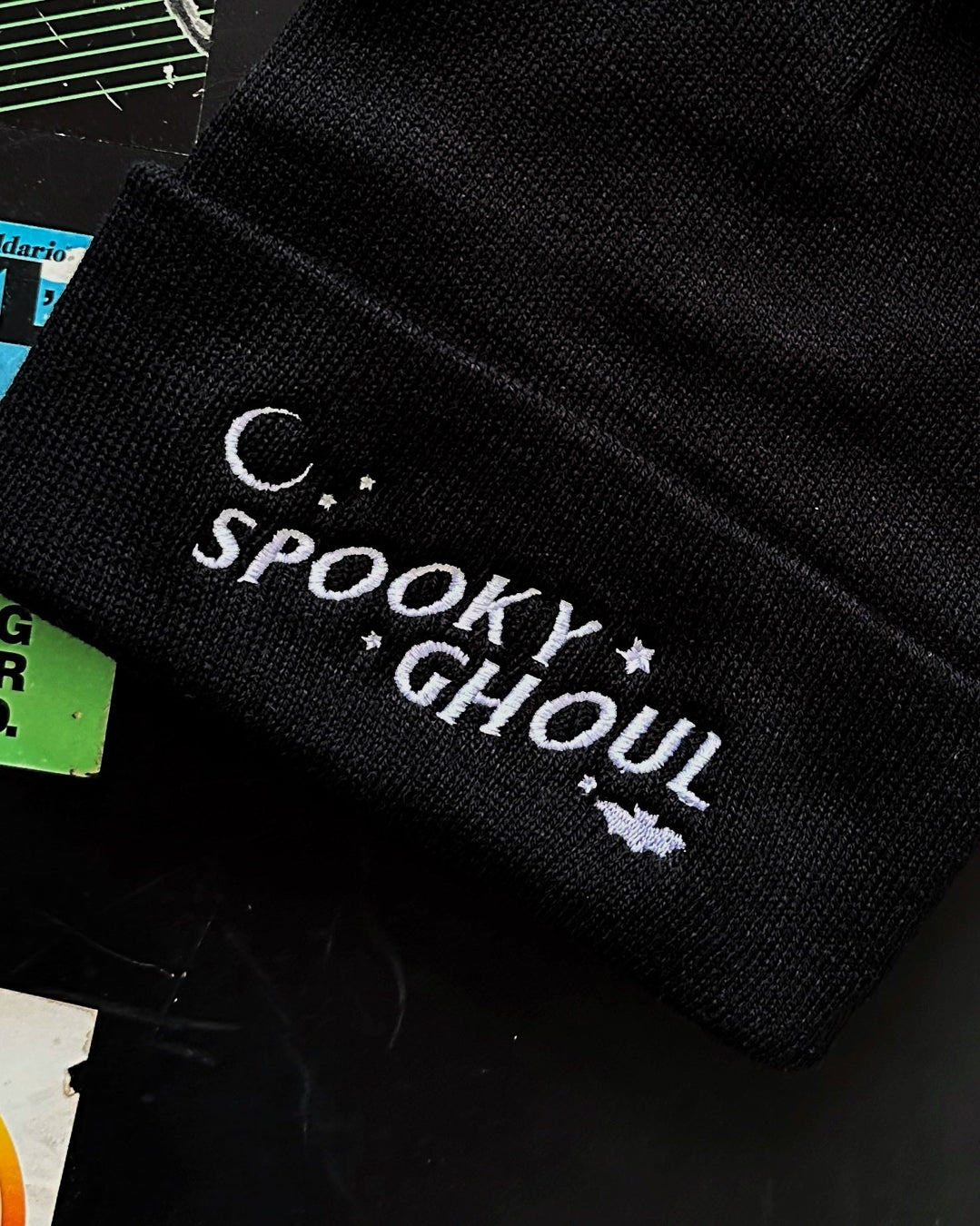 Gorro con pompón bordado de Spooky Ghoul