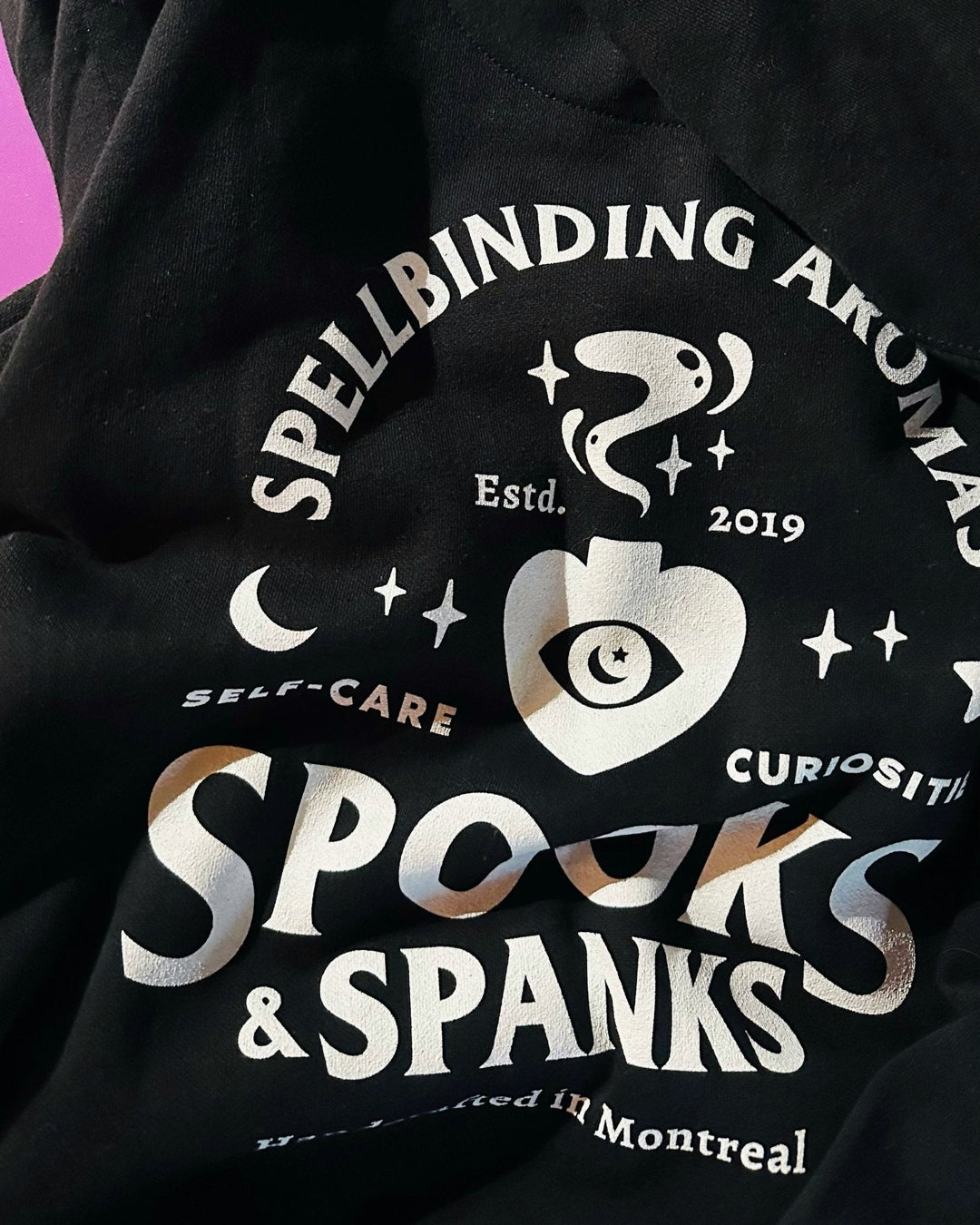 Sudadera con capucha bordada y estampada Spellbinding Aromas