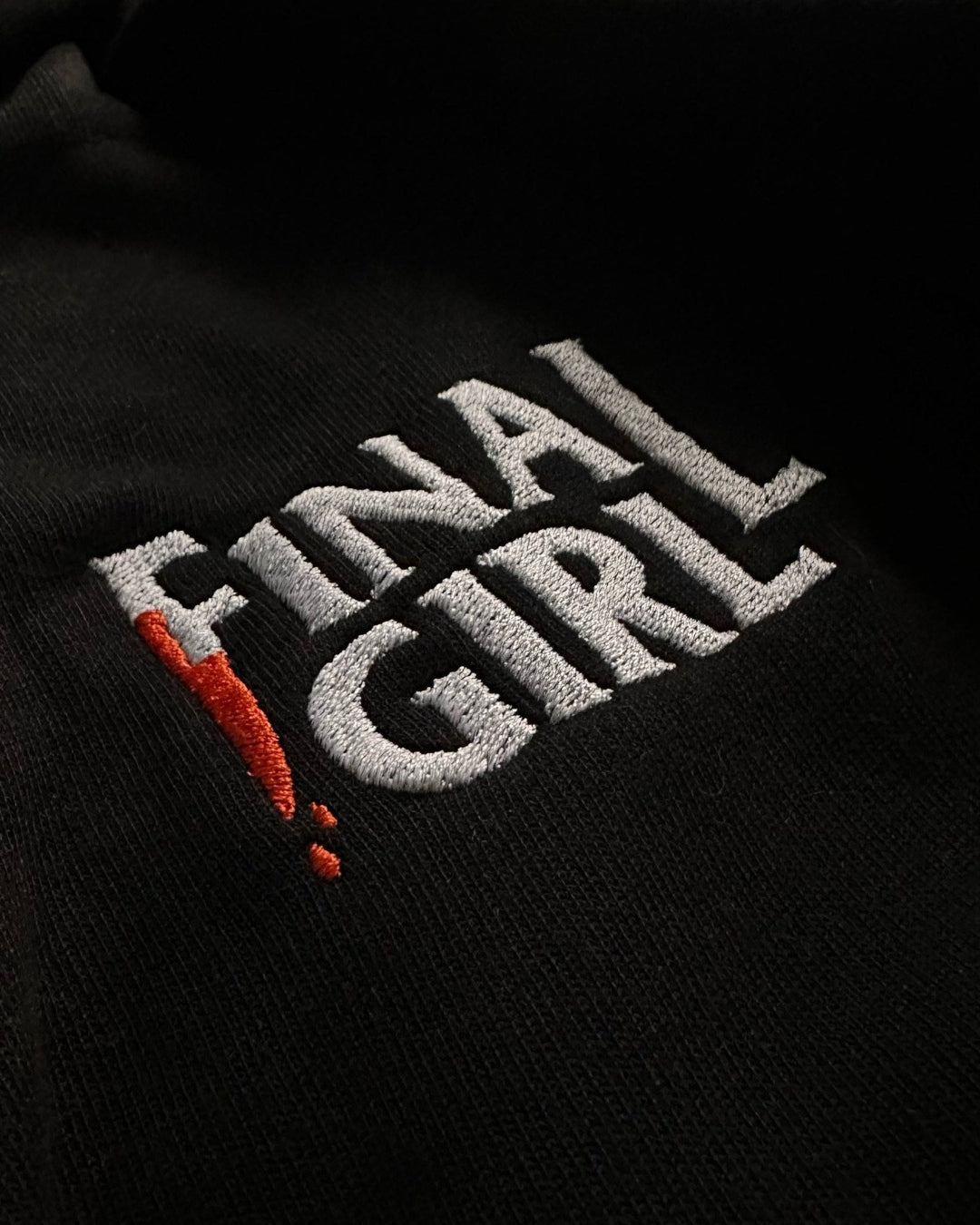 Sudadera corta con capucha bordada Final Girl
