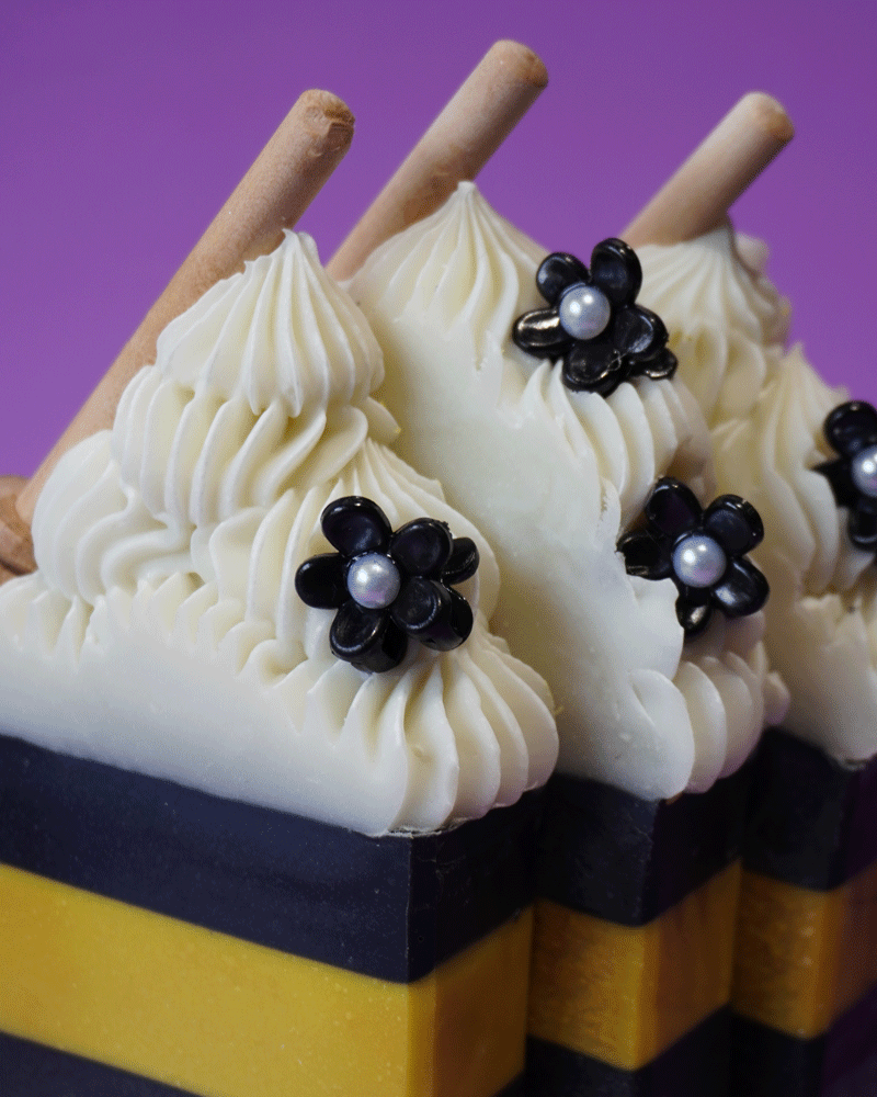 Jabón en barra Daisy Honey Frosted con dije de clip - Miel auténtica + Albaricoque + Lavanda + Caqui