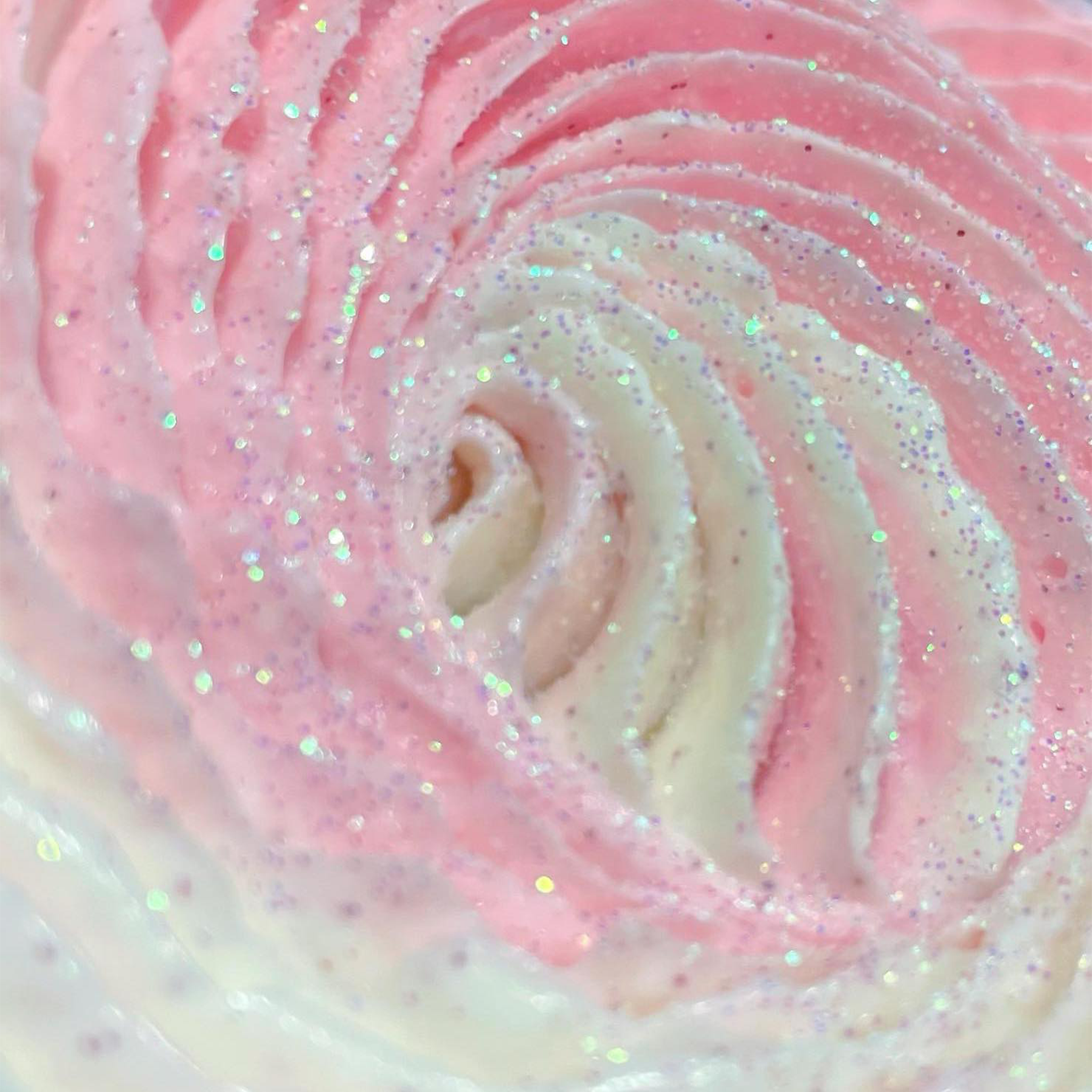 Glitter Bomb Dragonfruit + nectarine + jasmin Shimmering Body Butter