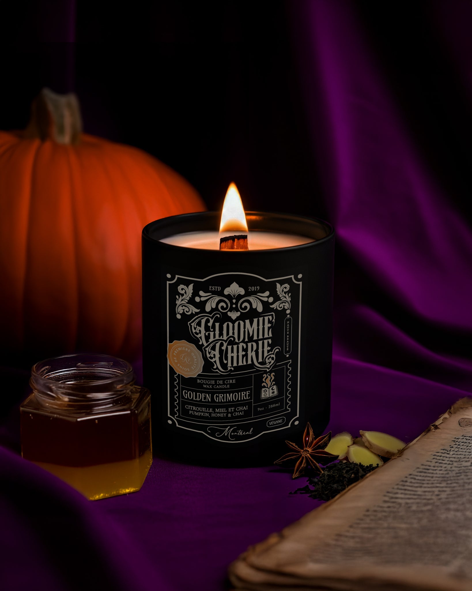 Golden Grimoire candle - Pumpkin, honey & chai